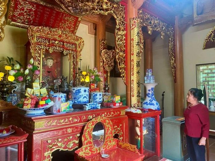 Bên trong đền thờ Hoàng Thái hậu Tiền Lê ở thôn Yên Lăng được người dân hương khói phụng thờ