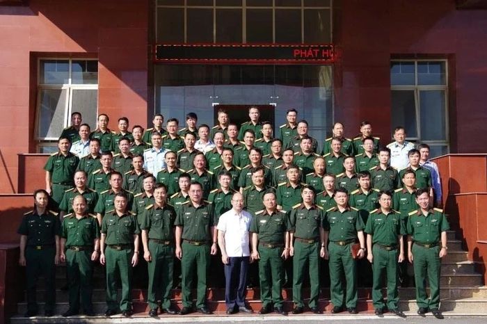 Các đại biểu chụp ảnh lưu niệm tại Bộ CHQS tỉnh Thanh Hóa.