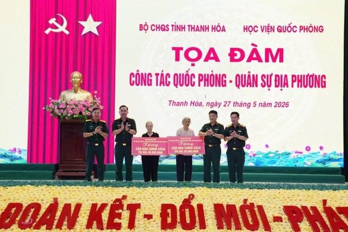 Học viên Học viện Quốc phòng trao quà cho 2 gia đình chính sách trên địa bàn tỉnh Thanh Hóa.