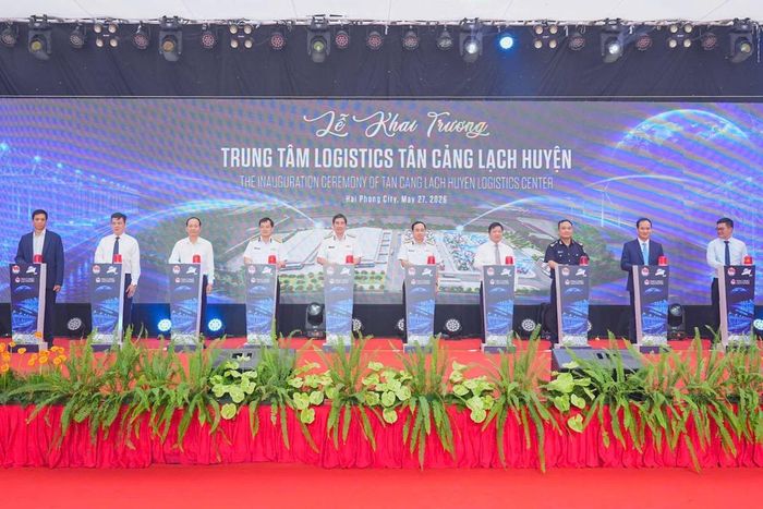 Các đại biểu khai trương Trung tâm Logistics Tân Cảng Lạch Huyện.