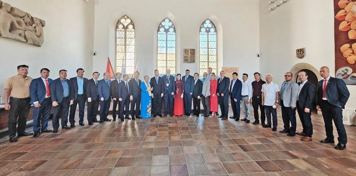  Đoàn công tác tỉnh Bắc Ninh chụp ảnh lưu niệm với lãnh đạo thành phố Cheb và Hội đồng hương Bắc Ninh. 