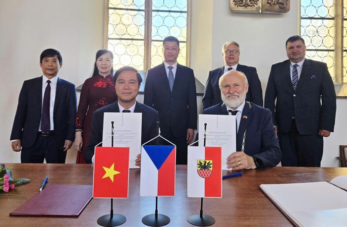  Trước sự chứng kiến của các đồng chí lãnh đạo tỉnh và thành phố Cheb, đồng chí Lê Xuân Lợi và ngài Thị trưởng Ing.Jan Vbra ký kết văn bản hợp tác giữa tỉnh Bắc Ninh với thành phố Cheb. 