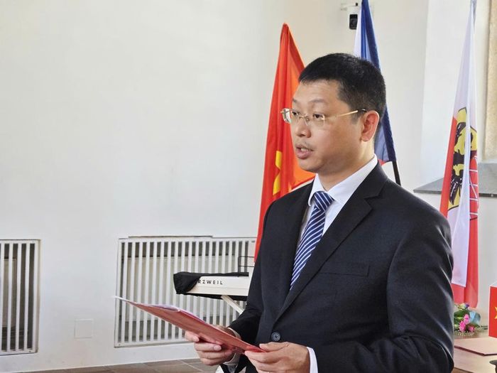  Đồng chí Trần Huy Phương phát biểu tại buổi làm việc với thành phố Cheb. 