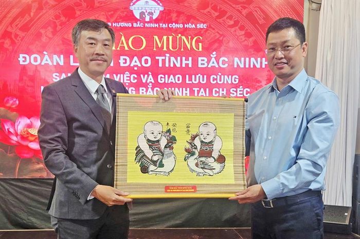  Đồng chí Trần Huy Phương trao tặng tranh dân gian Đông Hồ cho Đại sứ Dương Hoài Nam. 