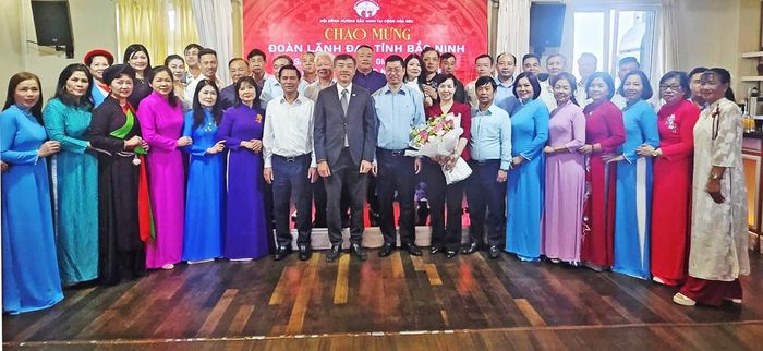  Đại sứ Dương Hoài Nam cùng các thành viên Đoàn công tác chụp ảnh lưu niệm với Hội đồng hương Bắc Ninh tại Cộng hòa Séc. 