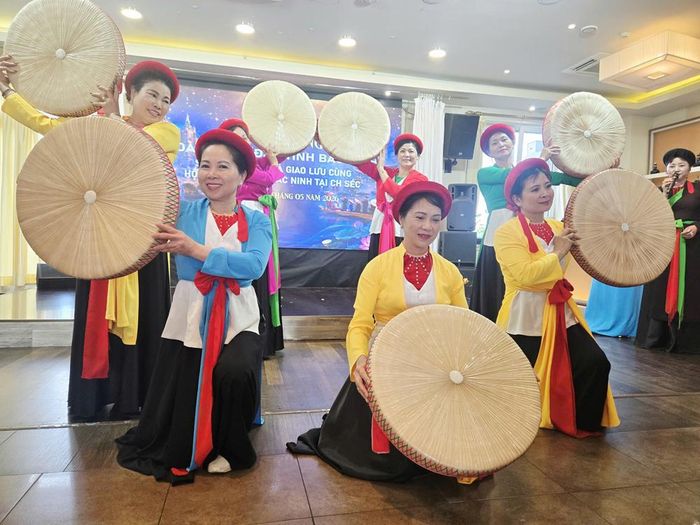  Kiều bào Hội đồng hương Bắc Ninh tại Cộng hòa Séc biểu diễn văn nghệ chào mừng. 