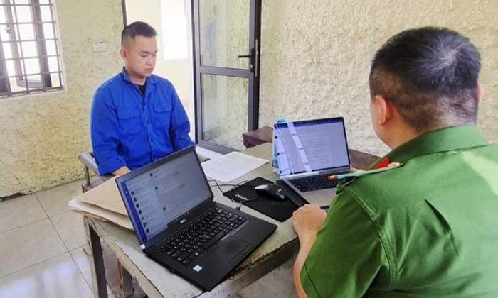 Lực lượng công an lấy lời khai một đối tượng trong đường dây vận hành website lậu.