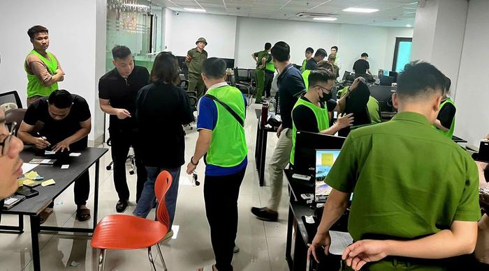 Cơ quan công an khám xét một điểm làm việc của các đối tượng.