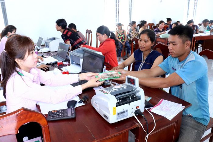 Phòng Giao dịch Ngân hàng Chính sách xã hội Tây Giang kịp thời giải ngân để hỗ trợ vốn phù hợp với nhu cầu thực tế của người dân. Ảnh: HIỀN THÚY
