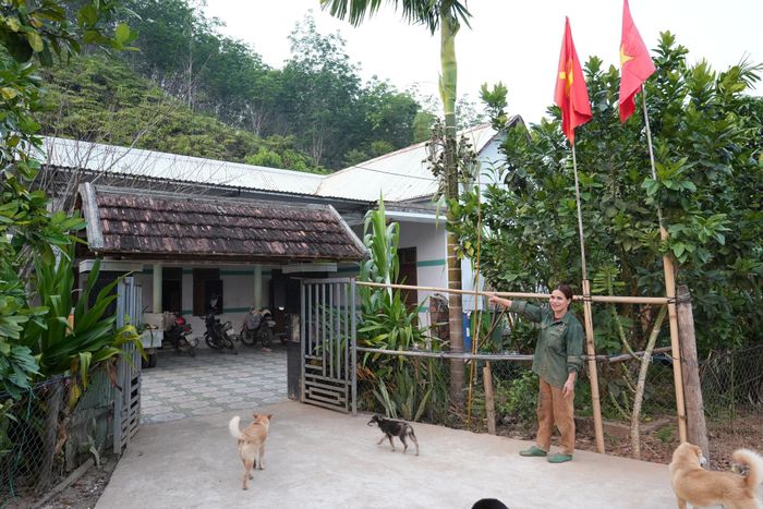 Từ mô hình chăn nuôi kết hợp trồng trọt, hộ chị Alăng Thị Điễm thoát nghèo bền vững. Ảnh: HIỀN THÚY