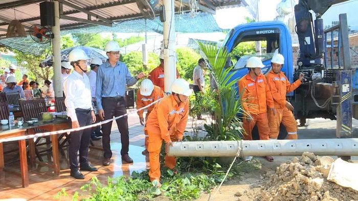 Công nhân Điện lực Gia Lai diễn tập dựng cột điện bằng xe cẩu chuyên dụng tại xã Tuy Phước. Ảnh: Phi Long