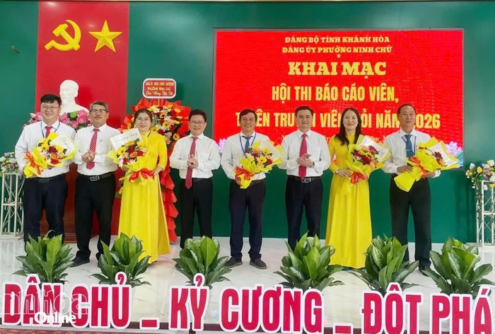 Lãnh đạo phường Ninh Chử tặng hoa chúc mừng Ban tổ chức hội thi.