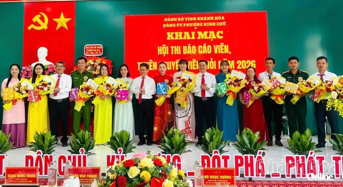 Lãnh đạo phường Ninh Chử tặng hoa chúc mừng các thí sinh.