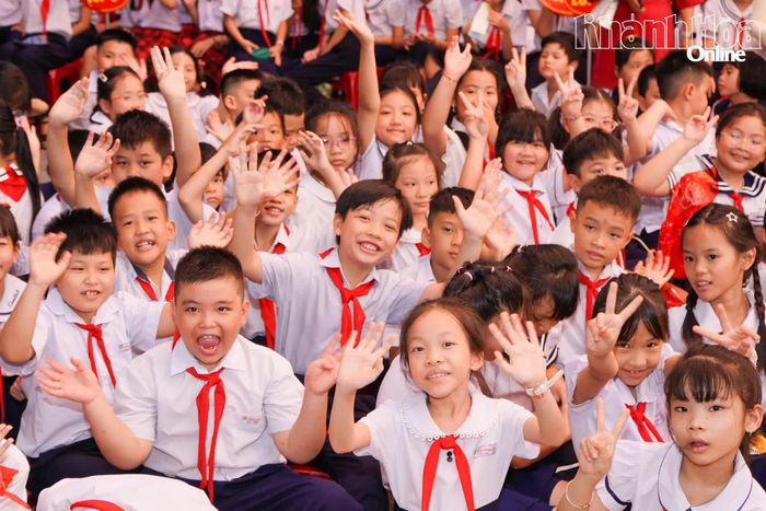 Nụ cười rạng rỡ của học sinh Trường Tiểu học Phương Sài tham dự lễ tổng kết năm học.