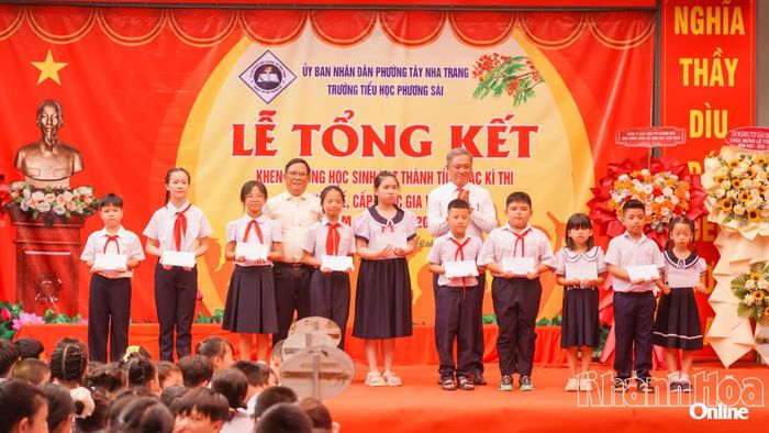 Nhà trường tuyên dương, khen thưởng học sinh có thành tích xuất sắc.