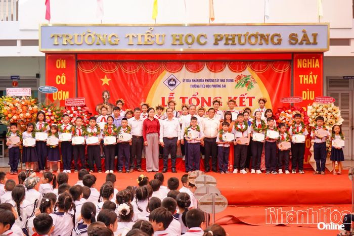 Nhà trường vinh danh học sinh đạt thành tích tại các kỳ thi quốc gia, khu vực và cấp tỉnh.