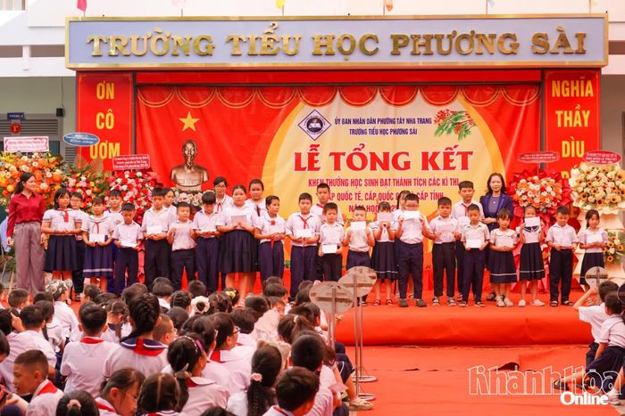 Lãnh đạo phường Tây Nha Trang và Ban Cha mẹ học sinh nhà trường trao quà khuyến học cho học sinh nghèo vượt khó.