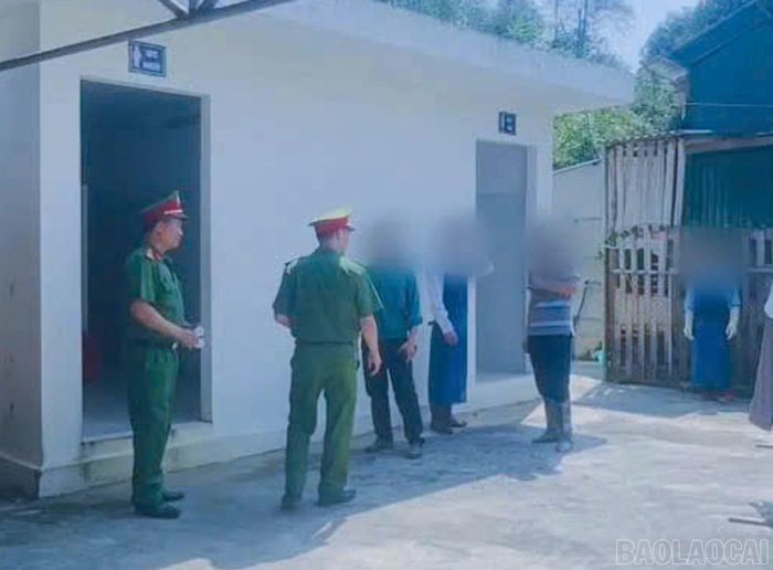 Lực lượng Công an xã tổ chức kiểm tra, xét nghiệm nhanh chất ma túy đột xuất đối với công nhân lao động tại các doanh nghiệp trên địa bàn.