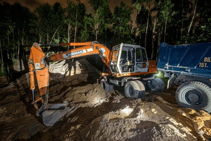 Hiện trường vụ khai thác khoáng sản trái phép ở phường La Gi