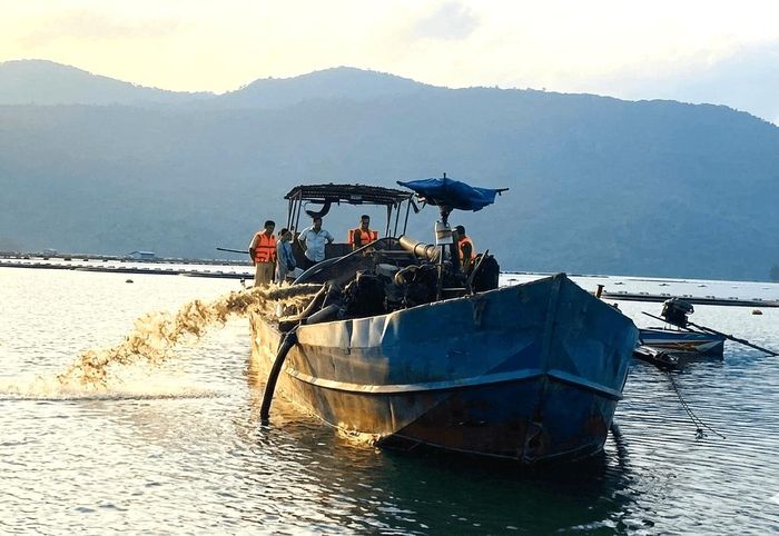 Lực lượng chức năng bắt quả tang tàu bơm hút cát trái phép ở xã Đồng Kho