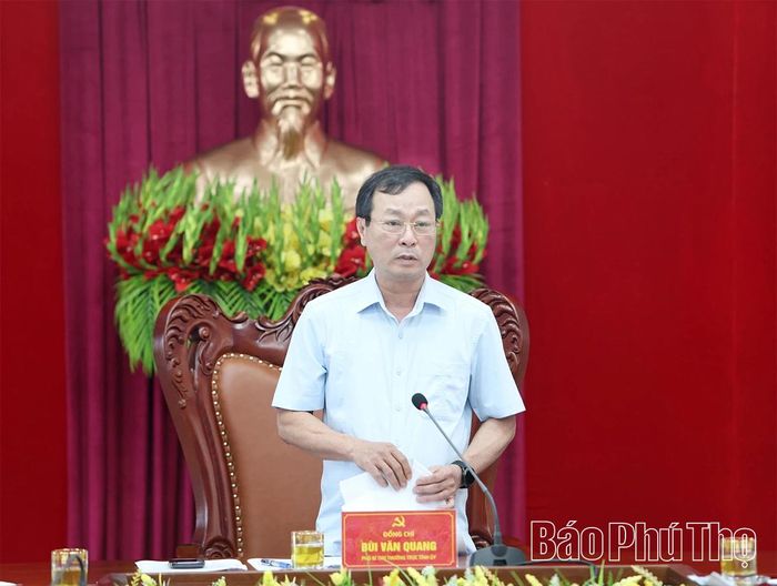 Đồng chí Phó Bí thư Thường trực Tỉnh ủy Bùi Văn Quang phát biểu ý kiến tại hội nghị.