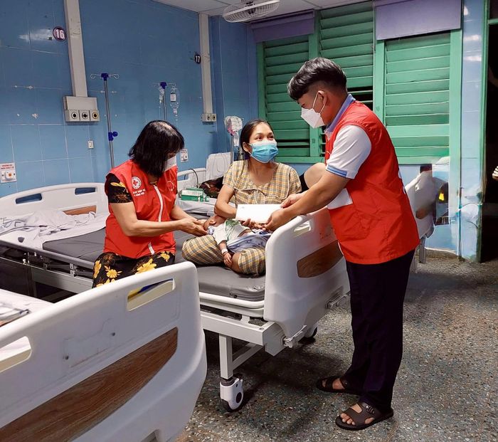 Ngoài tổ chức "Nồi cháo yêu thương", Câu lạc bộ "Chúng tôi hát vì những mảnh đời khó khăn Quảng Bình" còn gây quỹ để hỗ trợ tiền mặt cho những bệnh nhân hoàn cảnh khó khăn - Ảnh: CLBCC