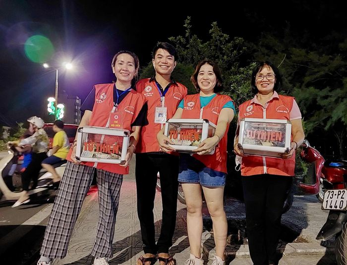 Các thành viên câu lạc bộ tranh thủ đi hát tại các nhà hàng, quán ăn, chương trình giao lưu để gây quỹ - Ảnh: CLBCC 