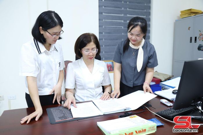 Cán bộ Đảng ủy các cơ quan Đảng tỉnh trao đổi đề tài dự thi chính luận năm 2026.