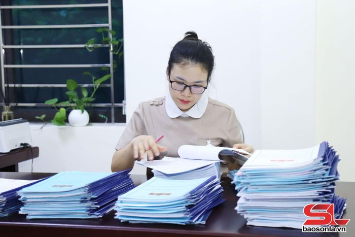Cán bộ Đảng ủy các cơ quan Đảng tỉnh tiếp nhận, phân loại bài dự thi.