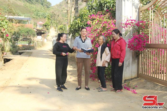 Hội LHPN xã Yên Sơn tuyên truyền hội viên thực hiện tiêu chí “5 không, 3 sạch, 3 an”.