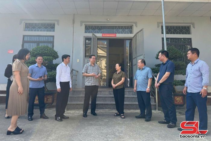 Lãnh đạo phường Tô Hiệu nắm tình hình sử dụng cơ sở vật chất sau sáp nhập.