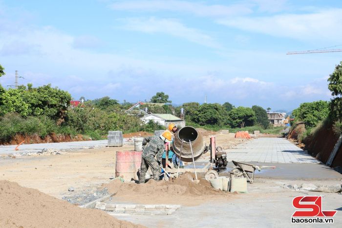 Tuyến đường từ tiểu khu 26/3 đến tiểu khu 10, xã Mai Sơn, được đẩy nhanh tiến độ thi công.