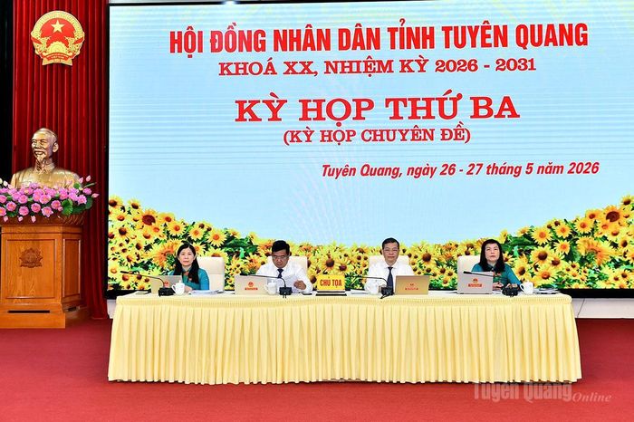 Các đồng chí lãnh đạo HĐND tỉnh chủ tọa kỳ họp.