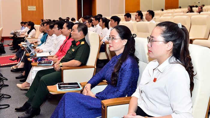 Các đại biểu dự kỳ họp.