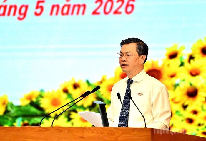Đồng chí Chủ tịch HĐND tỉnh Nguyễn Văn Sơn phát biểu khai mạc kỳ họp.