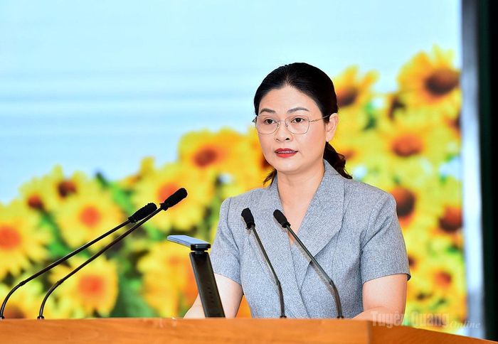 Phó Chủ tịch UBND tỉnh Vương Ngọc Hà trình bày báo cáo làm rõ các nội dung thảo luận tại kỳ họp.