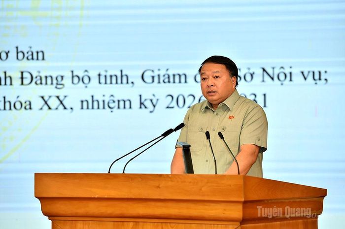 Đồng chí Chủ tịch UBND tỉnh Phan Huy Ngọc giới thiệu danh sách bầu các Phó Chủ tịch UBND tỉnh tại kỳ họp.