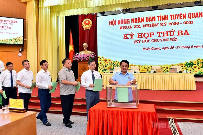 Đồng chí Bí thư Tỉnh ủy Hầu A Lềnh và các đồng chí lãnh đạo tỉnh bỏ phiếu bầu các Phó Chủ tịch UBND tỉnh.