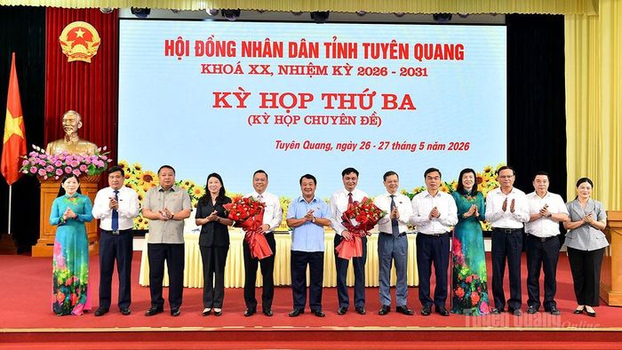 Các đồng chí Thường trực Tỉnh ủy, HĐND, UBND tỉnh tặng hoa chúc mừng các đồng chí Phó Chủ tịch UBND tỉnh vừa được bầu.
