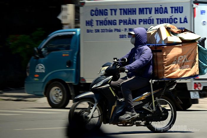 Giao hàng là một trong những công việc phải đi dưới trời nắng nóng.