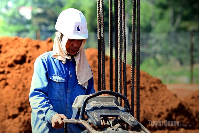Công việc dưới trời nắng cực nhọc nhưng ngoài sự chấp nhận không có cách nào khác để đảm bảo tiến độ.