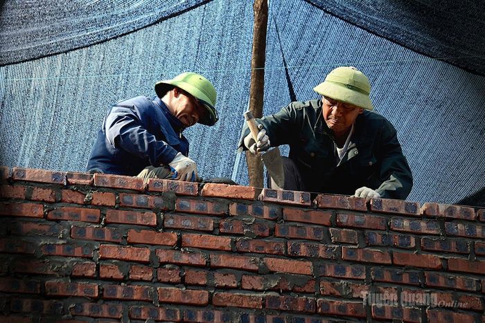 Vào những ngày nắng nóng, người làm nghề xây dựng sẽ bắt đầu công việc vào lúc 6h sáng - 10h, buổi chiều từ 15h30 - 17h30.