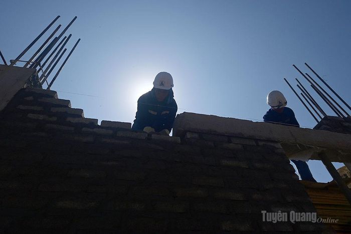 Công nhân vẫn phơi mình dưới nắng.