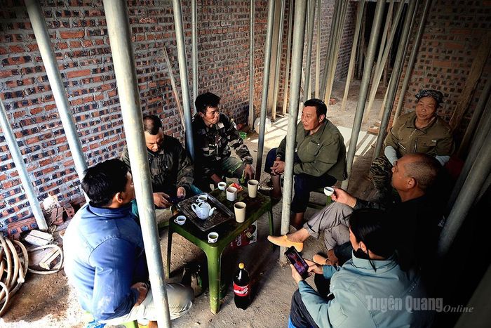 Những giây phút nghỉ ngơi của người lao động tại công trình. Mong có một ngày mưa để giảm nhiệt, đảm bảo sức khỏe cho người lao động.