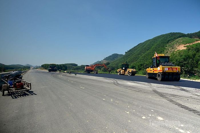 Trên công trường thi công cao tốc Tuyên Quang - Hà Giang lúc 10h trưa.