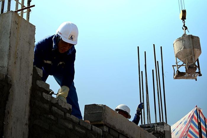 Có những vị trí không thể che bạt, chỉ có áo và mũ bảo hộ che nắng.