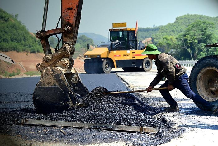 Nắng nóng của mặt đường cộng hưởng với aphal được nung nóng khiến cho nhiệt độ tại đây lên đến gần 50oC.