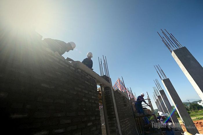 Những công nhân vẫn miệt mài làm việc.
