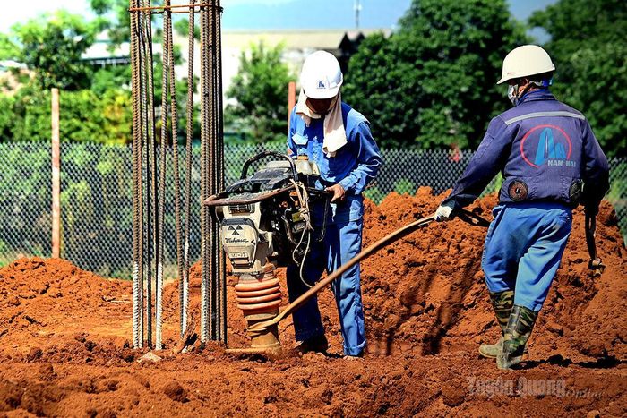 Họ phải dùng khăn ướt để làm mát đầu và mặt.
