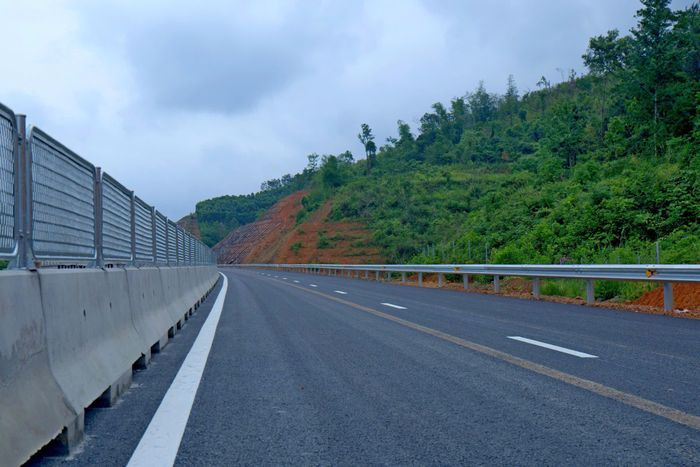 Vượt qua thách thức về địa hình, thời tiết, công trình cao tốc qua địa bàn tỉnh Lạng Sơn vẫn được các nhà thầu bảo đảm nghiêm ngặt về tiến độ, chất lượng.